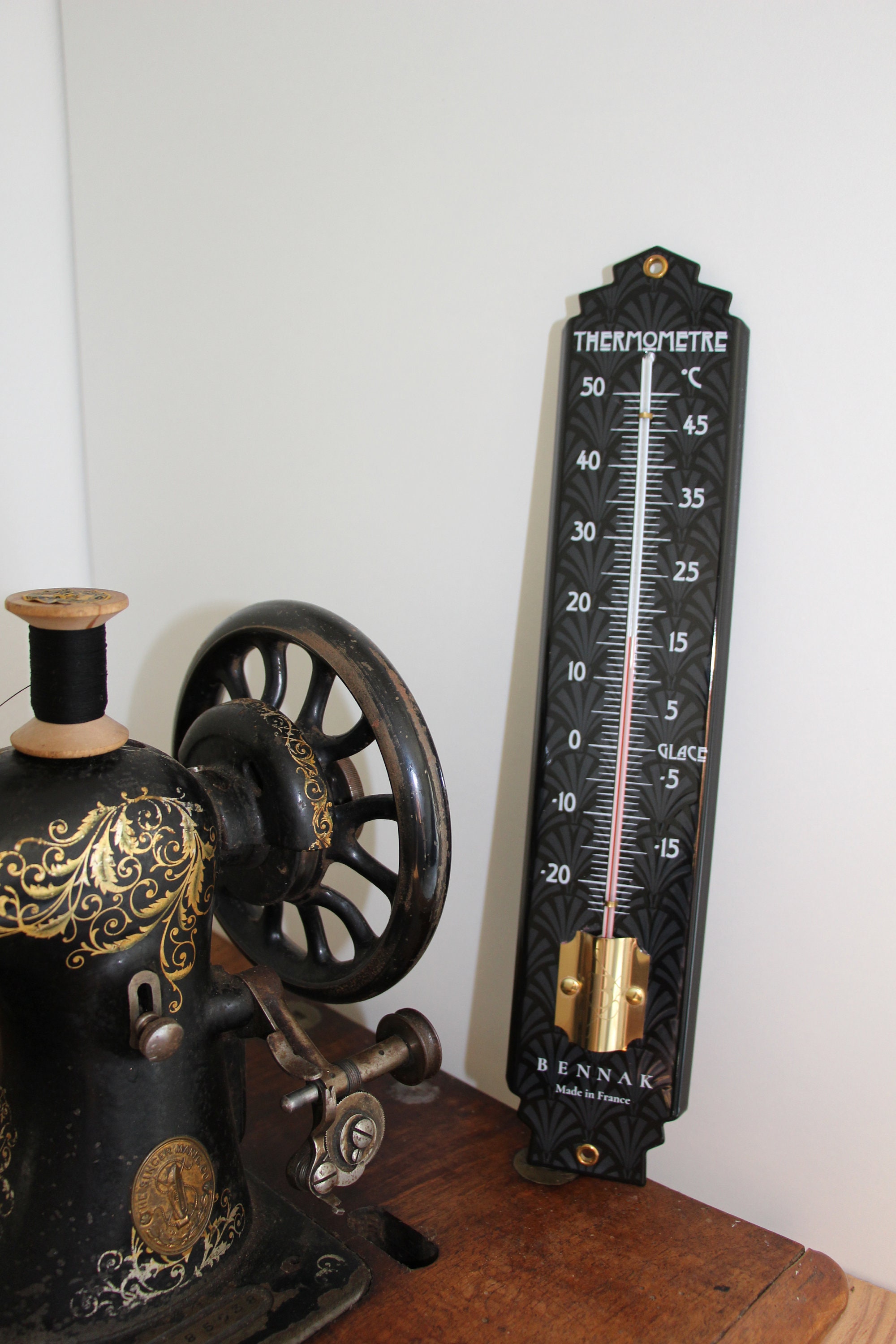 Thermomètre 37 cm Art Deco Émaillé Noir, Finition Laiton, en Degré Celsius, Pour Décoration Intérieu