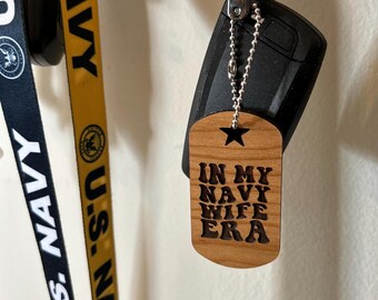 In My Navy Wife Era Schlüsselanhänger oder Taschenanhänger | Hundemarke geformt | Kirschbaum Holz Laser graviert | Navy Frau Schlüsselbund oder Taschenanhänger | Milo