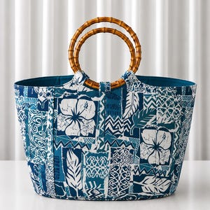 Peut inclure: Un sac fourre-tout avec un motif patchwork bleu et blanc composé de fleurs d'hibiscus et de feuilles tropicales. Le sac possède deux anses circulaires en bambou et une doublure intérieure bleu sarcelle. Le tissu extérieur présente divers imprimés.