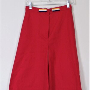 1970年代のヴィンテージ？未使用タグ付きデッドストック パンドラ レッド レインボー ベルト ポリ/レーヨン キュロット ウエスト 26インチ アメリカ製