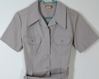 1970 年代のヴィンテージ? Koret of California Koratron ダクロン ポリエステル/コットン タン ベルト付き サファリ フォトグラフィー シャツ レディース 胸囲 18 インチ