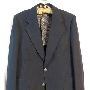 Bob Hope&#39;s Desert Classic Blazer Sport Coat by Hart Schaffner & Marx, Texturized Woven Fabric, Size 23&quot; P2P, Dark Navy Blue, 4&quot; Wide Lapel