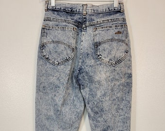 Vintage 1980s Chic acid wash high waist tapered leg blue jeans women's 24" x 26" made in USA very near unworn condition gag me with a spoon!