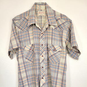 70年代ヴィンテージのラングラー白タグ半袖ウエスタンシャツ！アメリカ製軽量生地、オレンジブルーと白の細かなチェック柄、メンズ16 1/2～36