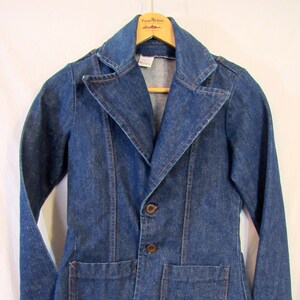 Howdy! It's a vintage 1970's Wrangler Women's Blue Denim Blazer Size S Bust 34" big collar two button unworn condition and beautiful!