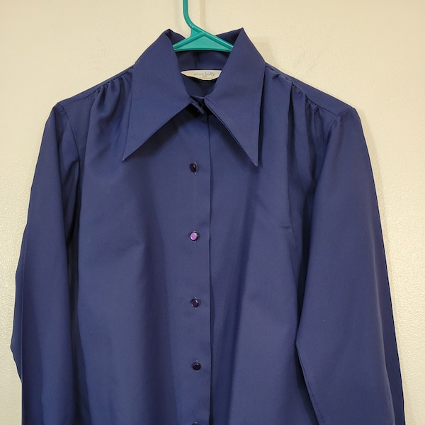 Smart! Vintage 1970s Miss Holly dark blue polyester crepe long sleeve pointy collar blouse women's bust 40" unworn? Could be!