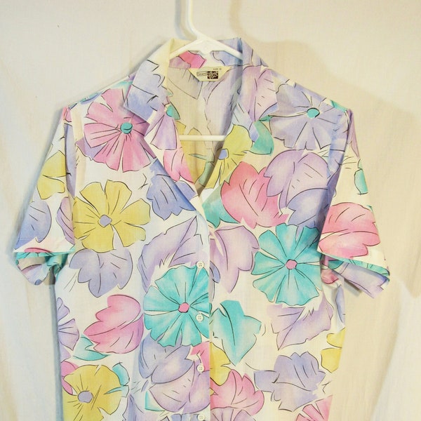 Happy! 1970s Vintage Sears The Fashion Place Women's Short Sleeve Button blouse Shirt, Size 19.5" P2P, Pastel Floral Print, Made in USA