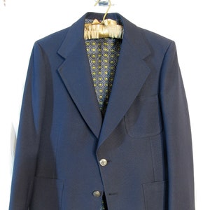 Bob Hope&#39;s Desert Classic Blazer Sport Coat by Hart Schaffner & Marx, Texturized Woven Fabric, Size 21.5&quot; P2P, Dark Navy Blue, 4&quot; Wide Lapel