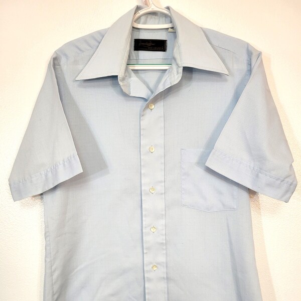 Vintage 1970s Hampshire House by Van Heusen Light Blue Poly/Cotton Minigrid texture Short Sleeve Shirt Long Pointy Collar Men's Chest 42"