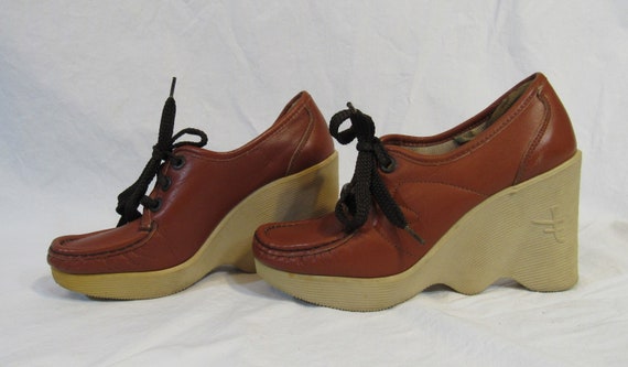 Famolare Hi-Up Brown Wavy Platform Heel Lace-Up Nu
