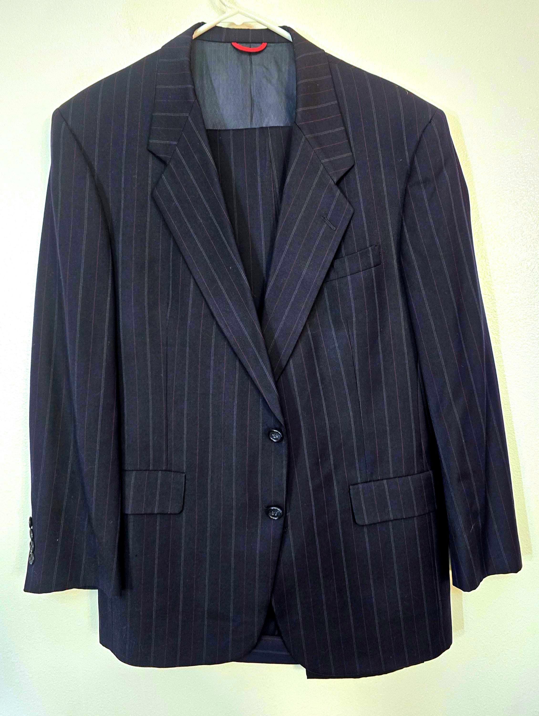 Hart Schaffner Marx, Vintage Hart Schaffner Marx Suit! Men's two piece 100% virgin wool 40R tag size dark blue with pinstripes 1980s-90s era very near mint cond.