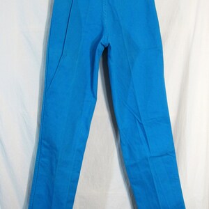 Puede incluir: Un pantal&oacute;n azul brillante de pierna recta.