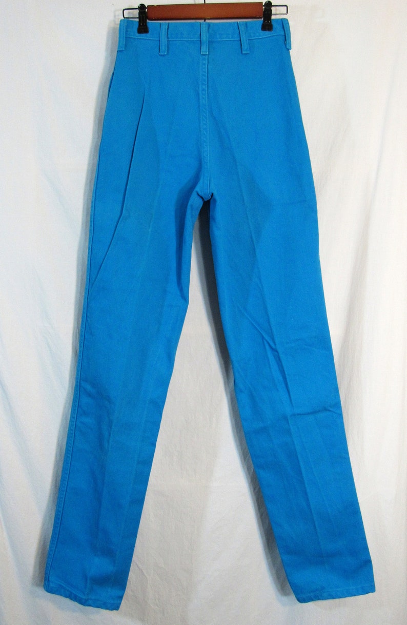 Puede incluir: Un pantal&oacute;n azul brillante de pierna recta.