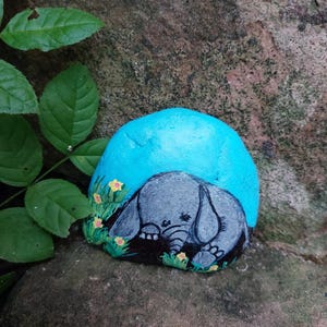 Painted stone with elephant/gift/lucky charm/decoration