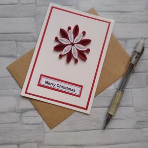 Rode en witte sneeuwvlokwenskaart met originele kunst 3D-papier filigraan
