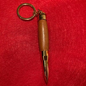 Schlüsselanhänger mit Geheimfach als Patrone