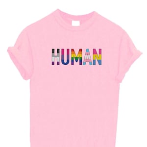 HUMAN bedrucktes T-Shirt Top Be Kind Tshirt T-Shirt LGBT Pride Regenbogen