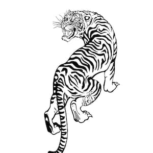 Può includere: Illustrazione in bianco e nero di una tigre in posa dinamica. La tigre è raffigurata con strisce dettagliate e un'espressione ringhiosa, che mostra i suoi denti affilati. L'opera è una rappresentazione grafica audace dell'animale.