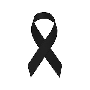 Puede incluir: Una cinta negra atada en forma de lazo, símbolo de luto o recuerdo.