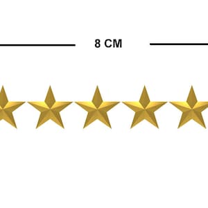 Puede incluir: Cinco pegatinas de estrellas doradas, cada una con un di&aacute;metro de 1,5 cm, dispuestas en fila. Las pegatinas est&aacute;n sobre un fondo blanco. El texto "8 CM" est&aacute; escrito encima de las pegatinas.
