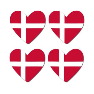 Könnte beinhalten: Vier herzförmige Aufkleber mit der dänischen Flagge. Jedes Herz ist rot mit einem weißen skandinavischen Kreuz. Die Aufkleber sind in einem quadratischen Muster auf weißem Hintergrund angeordnet.