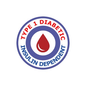 Puede incluir: Un círculo azul y blanco con el texto "Type 1 Diabetic Insulin Dependent" y una gota de sangre roja en el centro.