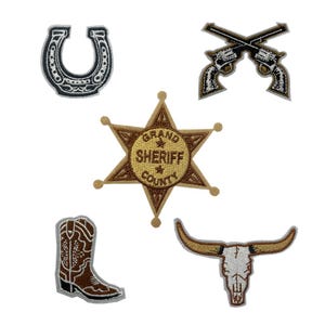 Puede incluir: Un conjunto de parches bordados con diseños de temática Western. Incluye una herradura, pistolas cruzadas, una placa de sheriff con el texto "Grand Sheriff County", una bota de vaquero y una calavera de toro.