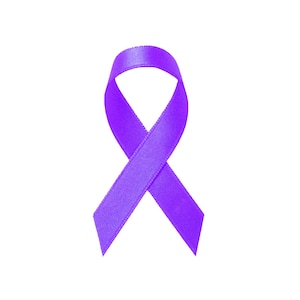 Op de afbeelding: Een paars lint gebonden in een strik, een symbool van bewustzijn en steun voor verschillende oorzaken.