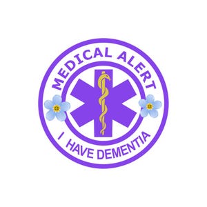 Peut inclure: Un badge d'alerte médicale rond et violet avec les mots "MEDICAL ALERT" et "I HAVE DEMENTIA" en blanc. Il présente un symbole violet de la Star of Life avec un caducée doré et deux fleurs bleues de myosotis.