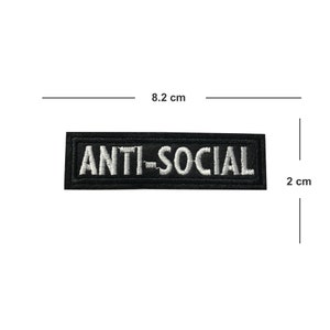 Puede incluir: Parche bordado negro con texto blanco que dice "ANTI-SOCIAL". El parche mide 8,2 cm de ancho y 2 cm de alto.
