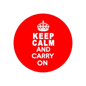 Può includere: Un grafico circolare rosso con testo bianco e un'illustrazione di corona. Il testo recita "KEEP CALM AND CARRY ON". Il design è semplice e audace, con un messaggio motivazionale classico.