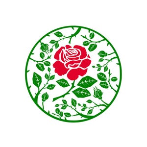 Op de afbeelding: Een cirkelvormig ontwerp met een rode roos in het midden, omringd door groene bladeren, knoppen en doornige ranken. De roos, met zijn gedetailleerde bloemblaadjes, is de centrale focus. Het ontwerp staat tegen een witte achtergrond.