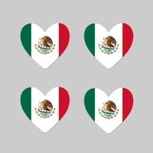 Può includere: Quattro adesivi a forma di cuore con il design della bandiera messicana. Ogni adesivo ha una striscia verde a sinistra, un centro bianco con lo stemma messicano e una striscia rossa a destra. Gli adesivi sono disposti su uno sfondo grigio.