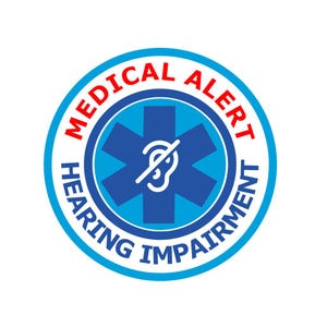 Puede incluir: Una pegatina redonda de alerta médica con un símbolo azul de estrella de la vida y una oreja blanca con una línea que la atraviesa, lo que indica discapacidad auditiva. Las palabras "MEDICAL ALERT" están en rojo y "HEARING IMPAIRMENT" en azul.