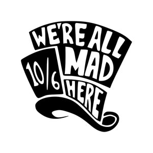Può includere: Illustrazione in bianco e nero di un cappello a cilindro con il testo "We're all mad here" e "10/6" all'interno del cappello.