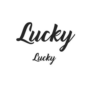 Op de afbeelding: Zwarte tekst "Lucky" in twee formaten op een witte achtergrond. De grotere tekst staat boven de kleinere tekst.