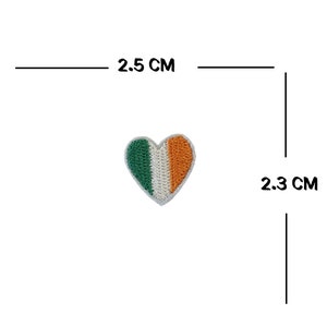 Könnte beinhalten: Ein kleiner gestickter herzförmiger Patch in den Farben der irischen Flagge: grün, weiß und orange. Der Patch misst 2,5 cm x 2,3 cm.