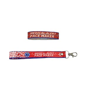 Könnte beinhalten: Rotes und blaues medizinisches Armband und Lanyard mit dem Text "MEDICAL ALERT PACE MAKER" und einem Stern-des-Lebens-Symbol.