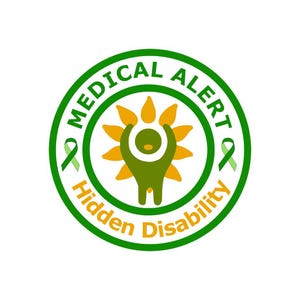 Puede incluir: Una insignia circular verde y amarilla de alerta médica con el texto "MEDICAL ALERT" y "Hidden Disability". La insignia presenta una figura verde con los brazos levantados dentro de un diseño de flor amarilla, con cintas verdes a cada lado.