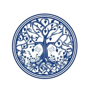 Könnte beinhalten: Ein kreisförmiges Design mit einem stilisierten Baum in tiefblauer Farbe, mit Wurzeln, Ästen und Blättern. Der Baum ist von einem doppelt gefütterten Kreis umschlossen, mit floralen und pflanzlichen Elementen an der Basis, vor weißem Hintergrund.