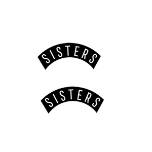 Può includere: Due toppe nere ad arco con la scritta "SISTERS" in bianco.