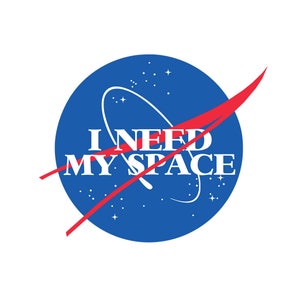 Può includere: Un cerchio blu con una linea curva rossa e stelle bianche. Il testo "I NEED MY SPACE" è scritto in lettere bianche.