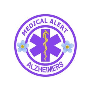 Peut inclure: Un badge d'alerte médicale circulaire avec une bordure et du texte violets. Les mots "MEDICAL ALERT" sont en haut et "ALZHEIMERS" en bas. Un symbole d'étoile de vie violet est au centre, avec un caducée doré. Deux fleurs bleues de myosotis sont de chaque côté.