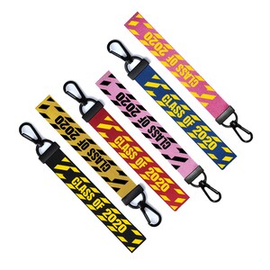 Puede incluir: Cinco llaveros con cierres negros y tela rayada amarilla y negra. Cada llavero tiene el texto "Class of 2020" impreso en la tela. Los llaveros son de color rosa, rojo, azul, amarillo y negro.