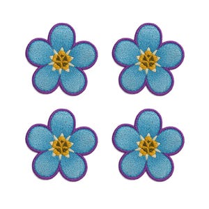 Peut inclure: Quatre écussons brodés identiques en forme de fleur, chacun présentant cinq pétales bleu clair avec une bordure cousue violet foncé. Le centre de chaque fleur est un motif texturé jaune et marron avec de petits accents blancs.