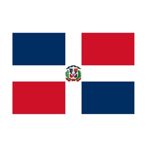 Puede incluir: La bandera de la República Dominicana está dividida en cuatro cuadrantes por una cruz blanca. Los cuadrantes superior izquierdo e inferior derecho son azules, mientras que los cuadrantes superior derecho e inferior izquierdo son rojos. El escudo de armas nacional está en el centro de la cruz blanca.