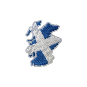 Könnte beinhalten: Gestickter Aufnäher in Form von Schottland, mit der schottischen Flagge. Der Aufnäher hat ein weißes Kreuz auf blauem Grund, mit einem grauen Rand. Geeignet für Jacken, Taschen oder andere Textilien.