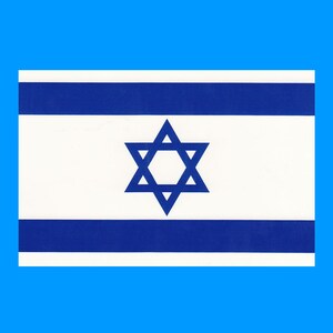Puede incluir: La bandera de Israel, con una estrella de David azul sobre un fondo blanco con dos franjas horizontales azules en la parte superior e inferior.