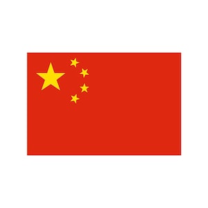 Op de afbeelding: De vlag van China is rood met een grote gele vijfpuntige ster in de linkerbovenhoek en vier kleinere gele sterren die in een halve cirkel rond de grotere ster zijn gerangschikt.