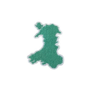 以下が含まれることがあります： ウェールズの輪郭が刺繍された緑色のパッチ